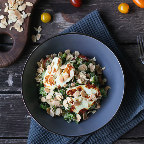 Salata broccoli, halloumi